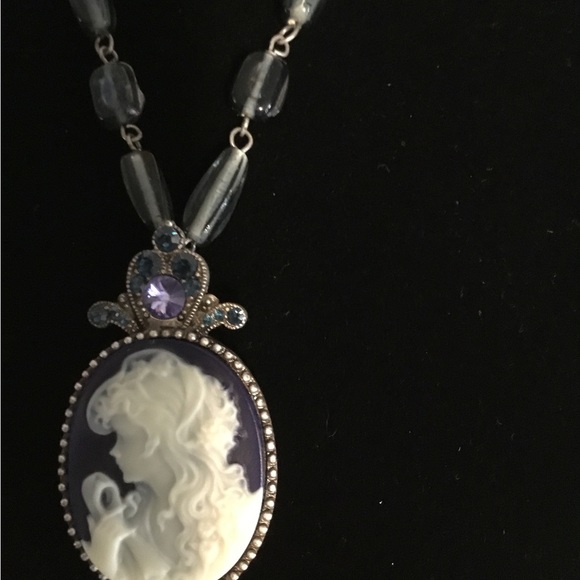 HOST PICK- VINTAGE WORTHINGTON LONG BEAD CAMEO NECKLACE. - Picture 3 of 8